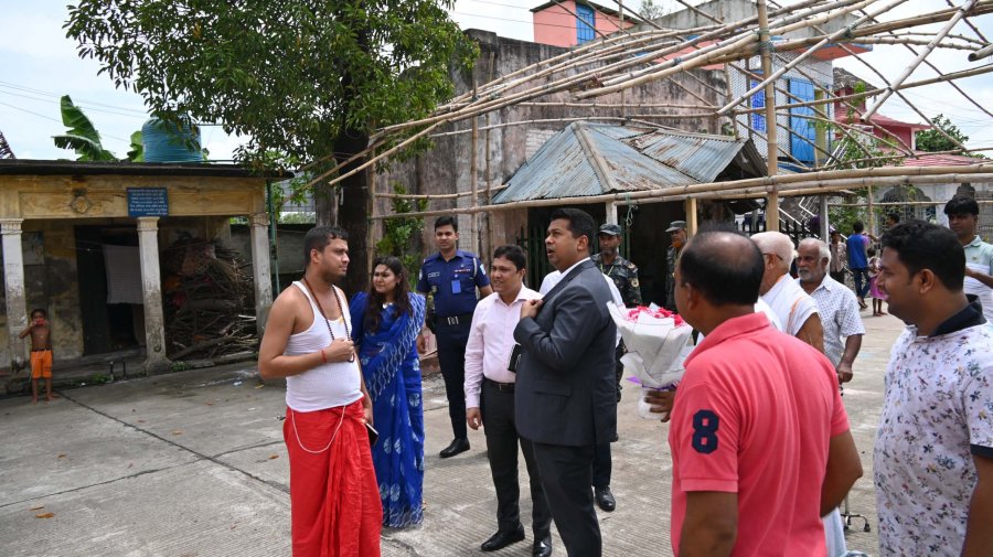 দুর্গাপূজা উপলক্ষে ঢাকেশ্বরী দেব মন্দির পরিদর্শন করলেন জেলা প্রশাসক